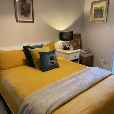 Holiday home Lime Tree Saint-Saud-Lacoussiere